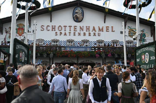 Das Schottenhamel-Zelt musste lange zittern - dort wird traditionell auch das erste Faß der Wiesn anstochen. (Archivbild) — © Felix Hörhager/dpa