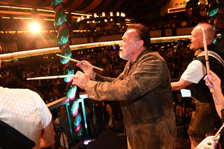 «Terminator» Arnold Schwarzenegger dirigiert im Marstall-Festzelt. — © Felix Hörhager/dpa