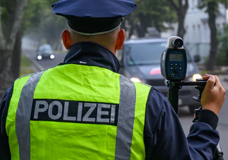 Die Polizei kassierte den Führerschein des jungen Autofahrers. (Symbolbild) — © Patrick Pleul/dpa
