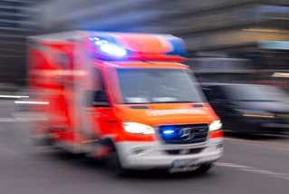 Beim Abbiegen übersieht der 67-jährige Motorradfahrer ein entgegenkommendes Auto. (Symbolbild)  — © Monika Skolimowska/dpa
