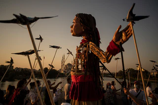 tollwood — © Bild: Andre Liohn | Little Amal beim Tollwood Festival 2026 wird präsentiert von The Walk Productions und dem Tollwood Festival in Zusammenarbeit mit der Handspring Puppet Company