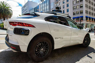 Robotaxis der Google-Schwesterfirma Waymo sollen 2027 in München fahren. (Archivbild) — © Andrej Sokolow/dpa