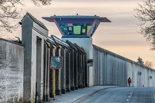 Hinter dicken Mauern und Gittern sitzen in Bayern aktuell weniger als 10.000 Häftlinge ein. (Symbolbild) — © Armin Weigel/dpa