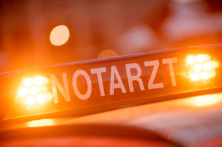 Drei Verletzte mussten ins Krankenhaus gebracht werden. (Symbolbild) — © Lino Mirgeler/dpa