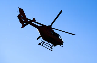 Schwerverletzte mussten nach einem Verkehrsunfall in Niederbayern mit dem Hubschrauber ins Krankenhaus geflogen werden (Archivbild).  — © Julian Stratenschulte/dpa
