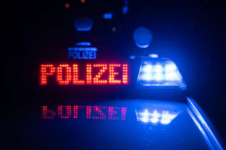 Als der Vater die Polizisten angriff, sprang ihm sein Sohn zur Seite. (Symbolbild) — © Marijan Murat/dpa