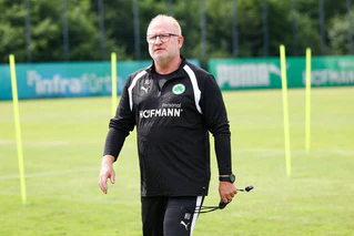 Heiko Vogel geht nach viel Zittern in der Relegation in seine zweite Saison mit der SpVgg Greuther Fürth. (Archivbild) — © Daniel Löb/dpa