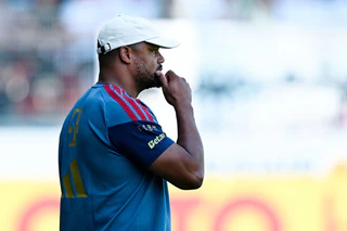 Schickte eine junge Mannschaft ins Spiel: FCB-Trainer Vincent Kompany — © Uwe Anspach/dpa