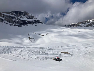 Schneedepots sollen den Start in die neue Wintersport-Saison erleichtern. — © Sabine Dobel/dpa
