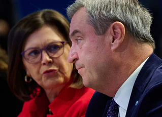 Markus Söder wirbt für Ilse Aigner. — © Sven Hoppe/dpa