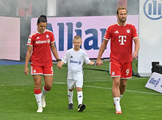 Harry Kane (r) ist nach dem WM-Urlaub zurück. — © Peter Kneffel/dpa
