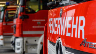 Insgesamt wurden bei dem Einsatz zwölf Feuerwehrleute verletzt.(Symbolbild)  — © Klaus-Dietmar Gabbert/dpa