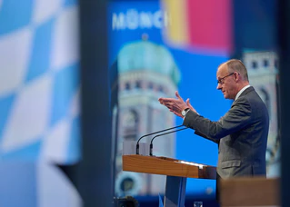 Friedrich Merz sagt in seiner Rede: «Wir müssen unsere Wirtschaft wieder auf Wachstumskurs bringen.» — © Peter Kneffel/dpa