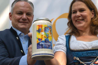 Scharpf, neuer Bierkrug und Dietl. — © Peter Kneffel/dpa