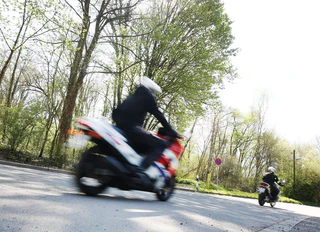 Beide Motorradfahrer kamen mit schwersten Verletzungen ins Krankenhaus. (Symbolbild) — © Roland Weihrauch/dpa