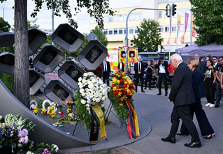 Auch Bundespräsident Steinmeier und seine Frau kamen zum Mahnmal.  — © Sven Hoppe/dpa