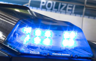 Der 17-Jährige schiebt nach dem Unfall sein Motorrad weg und wird von der Polizei aufgegriffen. (Symbolbild)  — © Friso Gentsch/dpa