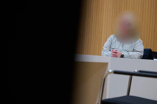 Während des zweiten Prozesstages entschuldigt sich die angeklagte Erzieherin bei den Eltern. — © Sven Hoppe/dpa