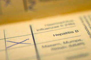Die bayerische Gesundheitsministerin Judith Gerlach wirbt für die Hepatitis-Impfung. (Archivbild) — © Daniel Naupold/dpa