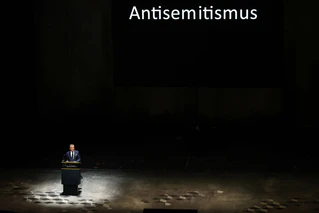 Friedman bei seiner Rede im Festspielhaus. — © Daniel Löb/dpa
