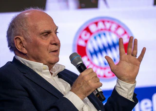 Uli Hoeneß ist der Ehrenpräsident des FC Bayern München. (Archivbild) — © Peter Kneffel/dpa