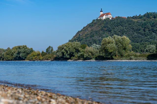 In Bayern haben viele Kirchen an Mariä Himmelfahrt ihr Patrozinium - so etwa die Wallfahrtskirche auf dem Bogenberg. (Archivbild) — © Armin Weigel/dpa