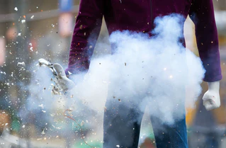 Beim Hantieren mit Chemikalien für Pyrotechnik sind drei Jugendliche in Rosenheim am Abend teilweise schwer verletzt worden. (Symbolbild) — © Soeren Stache/dpa
