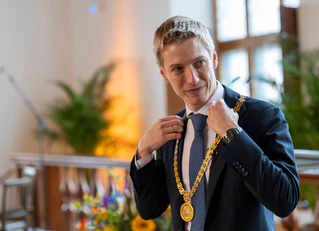 Dominik Krause mit der Amtskette. (Archivbild) — © Peter Kneffel/dpa