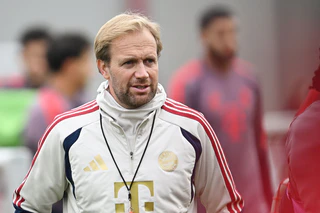 Co-Trainer Aaron Danks wird Vincent Kompany in Freiburg vertreten. (Archivbild) — © Angelika Warmuth/dpa