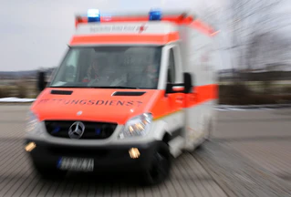 Der Rettungsdienst brachte den Jugendlichen in ein Krankenhaus. (Symbolbild) — © Stephan Jansen/dpa