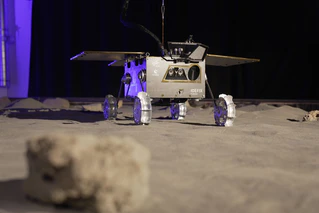 «Idefix» - hier ein Modell - soll selbstständig den Marsmond Phobos erkunden.  — © Ehsan Monajati/dpa
