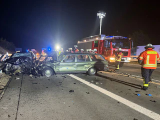 Die zusammengeprallten Autos wurden bei dem Unfall schwer beschädigt. — © Felix Besold/NEWS5/dpa