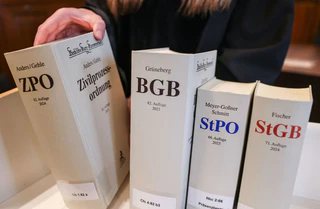 Die Justiz darf bisher nicht so einfach eine KI verwenden. Gleichwohl sieht sie sich mit einer steigenden Zahl an Schreiben konfrontiert, die mittels KI verfasst wurden. (Illustration) — © Oliver Berg/dpa