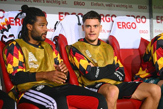Gnabry und Wirtz kamen unter Klopp bislang nur als Joker zum Einsatz. — © Tom Weller/dpa