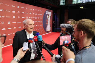 Uli Hoeneß: «Ich hoffe, dass er die Vorschlusslorbeeren am Ende auch erfüllt.» — © Christian Charisius/dpa