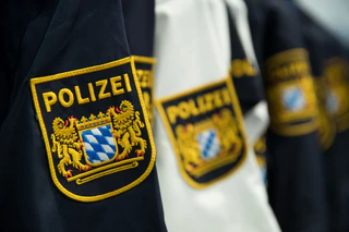 Was ist mit den 2.000 versprochenen neuen Polizeistellen? Die SPD hat nachgefragt. (Illustration) — © picture alliance / Daniel Karmann/dpa