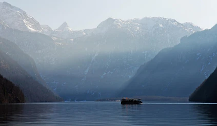 — © Eine Urlauberin hat beim Baden im Königssee einen echten Goldbarren entdeckt. Foto: Peter Kneffel/Archiv