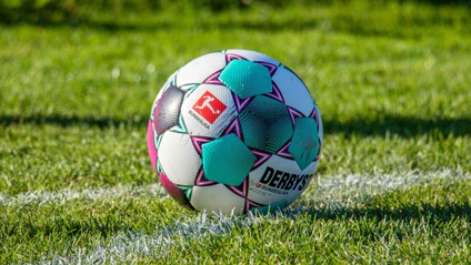 Fußball Bundesliga Ball Spiel Sport Bayern — © Bild: Tobias Rehbein / Unsplash
