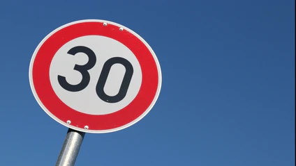 Tempo 30 Verkehrsschild — © Bildnachweis: Bjoern Wylezich / IStock