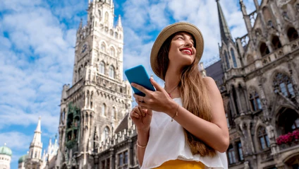 Sommer München Sonne Urlaub Aktivität Freude Handy App Marienplatz — © RossHelen / iStock