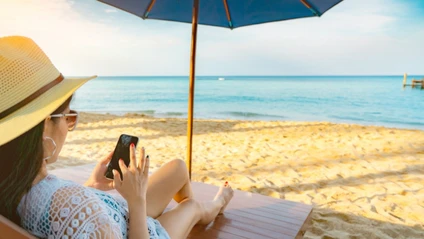 Urlaub Handy — © Bildnachweis: Fahroni / IStock