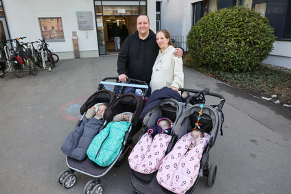 Zwei Zwillingspaare im Kinderwagen, eins im Bauch - Jasmin Schmidt und Andreas Rittner freuen sich wieder auf doppeltes Glück. — © Daniel Löb/dpa