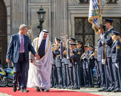 Ehrenformation im Kaiserhof der Münchner Residenz für Scheich Mohammed. — © Peter Kneffel/dpa