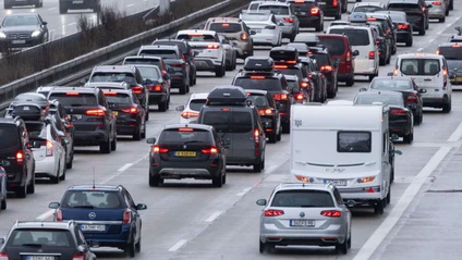 Der ADAC warnt vor Stau auf deutschen Autobahnen. (Archivbild) — © Marijan Murat/dpa