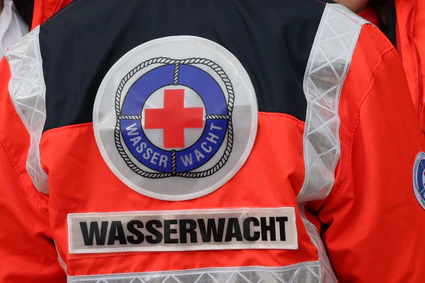 Die Wasserwacht ist im Einsatz, um den Mann zu retten. (Symbolbild) — © Bodo Schackow/dpa