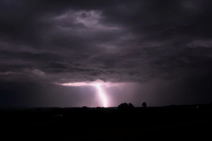 Blitze bei einem Gewitter über dem Alpenvorland am Donnerstag. Gewittrig soll auch das Wochenende werden. — © Karl-Josef Hildenbrand/dpa