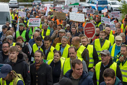 Bauern haben den Start der Agrarministerkonferenz in Würzburg mit Protesten begleitet. — © Heiko Becker/dpa