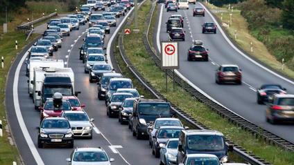 Im umstrittenen Bereich ist die A8 oft nur zweispurig und ohne Seitenstreifen ausgebaut. (Archivbild) — © picture alliance / dpa