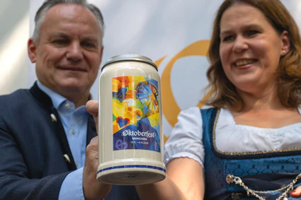 Scharpf, neuer Bierkrug und Dietl. — © Peter Kneffel/dpa