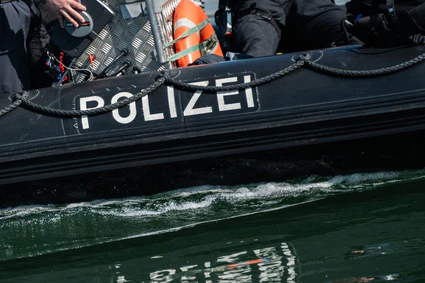 Die Wasserschutzpolizei hat zum Ferienbeginn mehrere Fälle von Fischwilderei auf dem Chiemsee festgestellt. (Symbolbild) — © Silas Stein/dpa